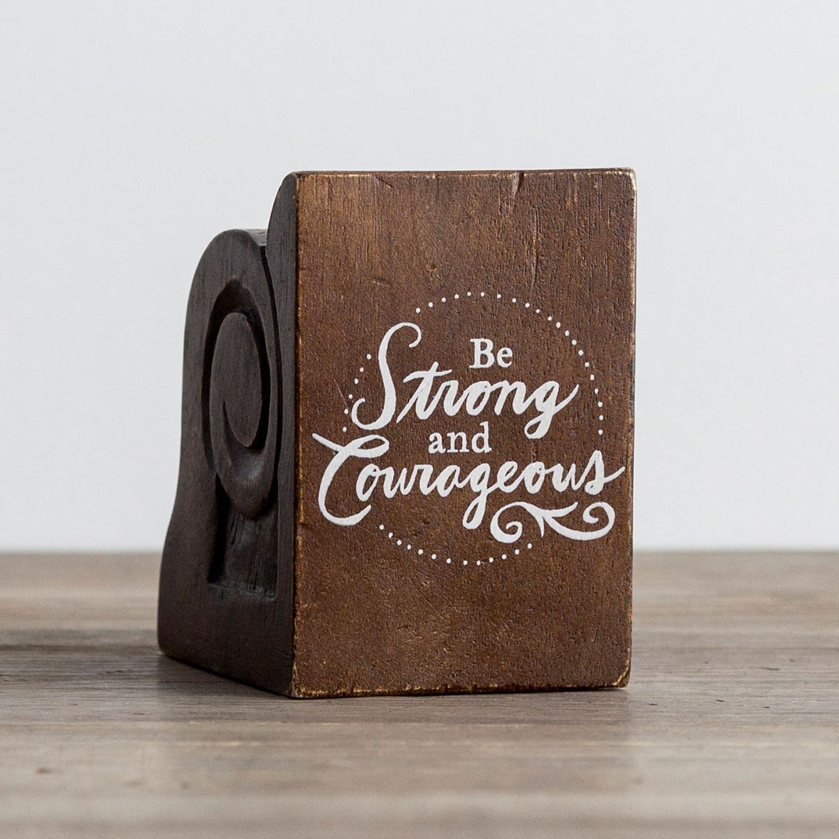 Adorno Be strong. Madera