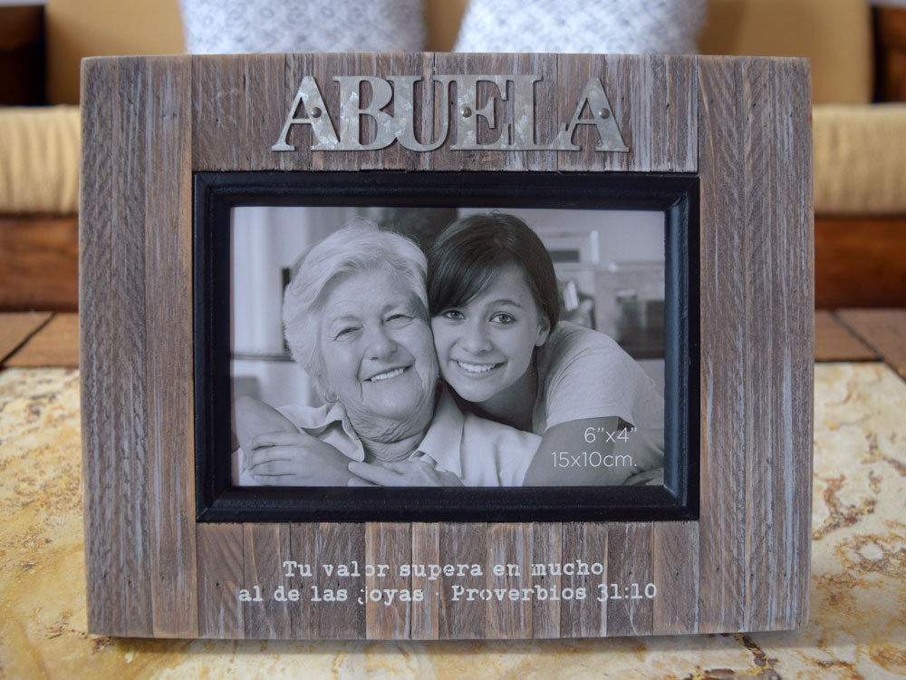 Portafotos Abuela (Proverbios 31:10). Madera