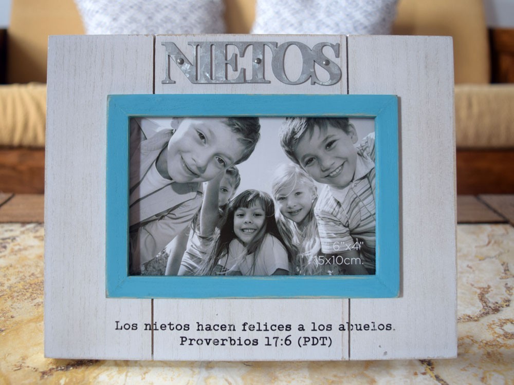 Portafotos Nietos (Proverbios 17:6). Madera. Blanco y azul