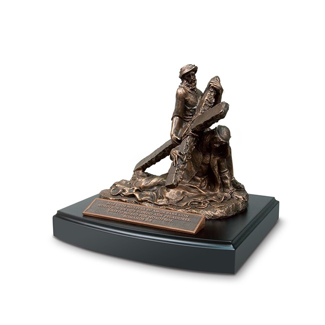 Escultura Jesús y la Cruz (Romanos 5:8). Resina moldeada a mano/MDF