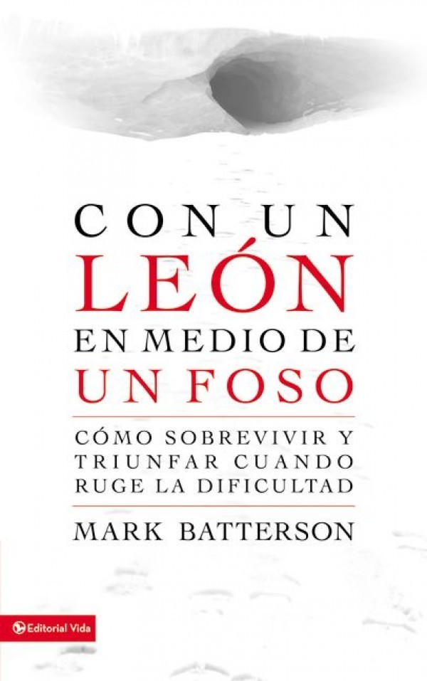Con un león en medio de un foso