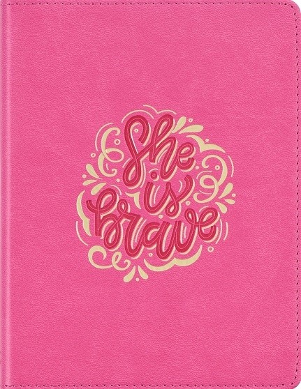 Diario She is brave. Imitación piel. Rosa (inglés)