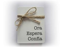 Bloque de madera Ora, Espera, Confia