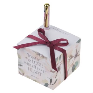 Bloque de notas y bolígrafo Trust in the Lord (Proverbios 3:5). Flores moradas (inglés)