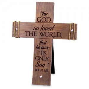 Cruz sobremesa/colgar For God so loved the world. Piedra artificial