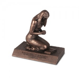 Escultura Mujer orando. Pequeña. Resina moldeada a mano/MDF