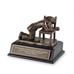 Escultura Hombre de oración. Pequeña. Resina moldeada a mano/MDF